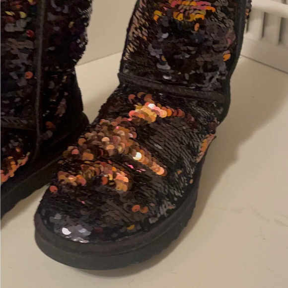 Uggs beautiful rose gold and black color sequin boots - Picture 4 of 16